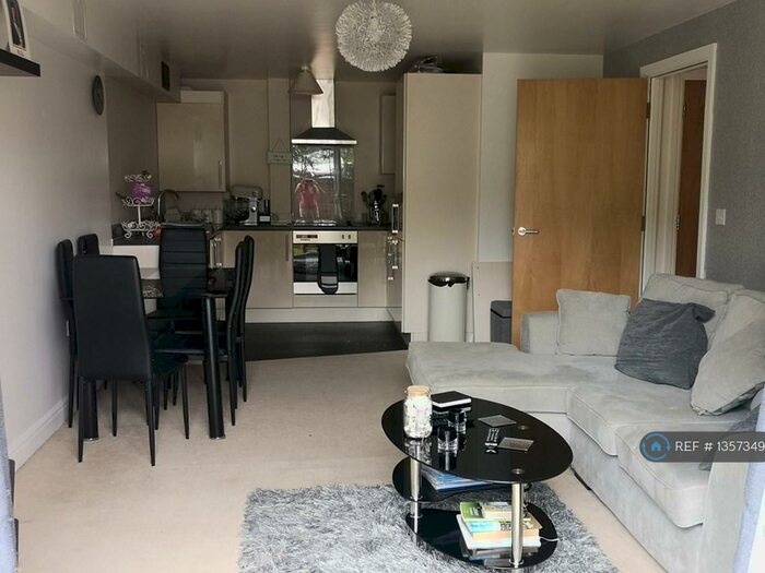 2 Bedroom Flat To Rent In Oakdale Road, Poole, BH15