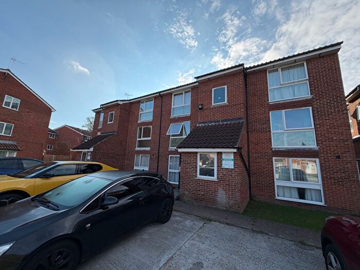 1 Bedroom Flat To Rent In Poplar Grove, London, N11