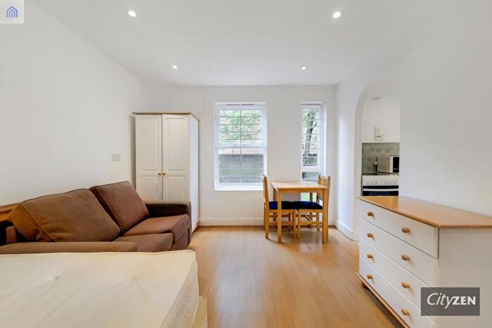 Flat To Rent In Coopers Close, Stepney Green, E1