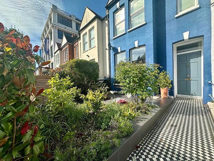 3 Bedroom Apartment To Rent In Martell Road, London, SE21