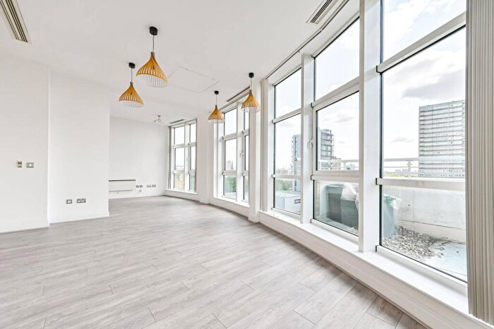 2 Bedroom Flat To Rent In Oyster Wharf, Battersea, London, SW11