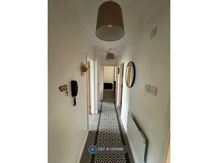 3 Bedroom Flat To Rent In Olivia Court, Salford, M5