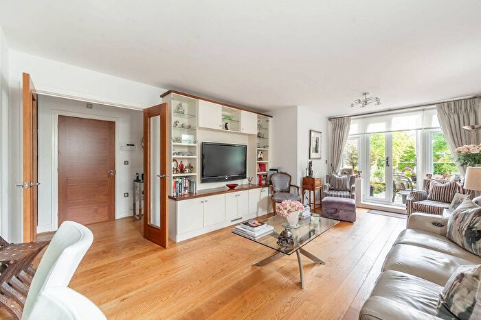 2 Bedroom Flat For Sale In Finch Lane, Bushey, WD23