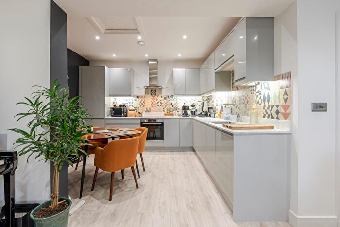 2 Bedroom Flat For Sale In High Street, Sunninghill, SL5