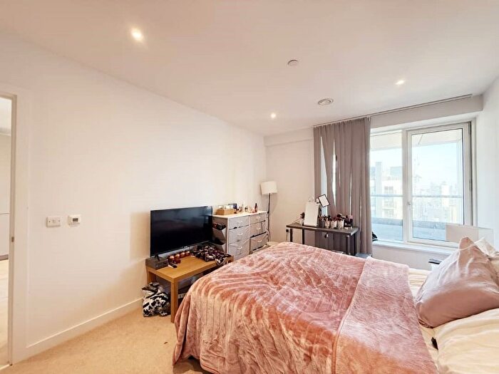 1 Bedroom Flat To Rent In Hurlock Heights, Deacon Street, SE17