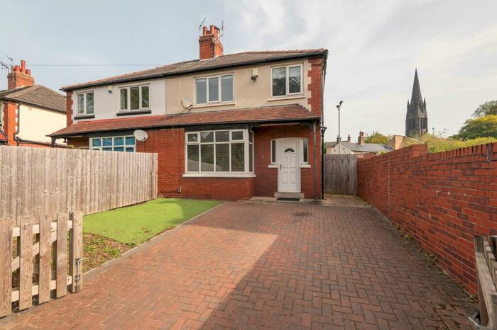 3 Bedroom Semi-Detached House To Rent In St Michaels Grove, Headingley, Leeds, LS6