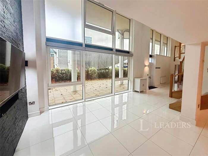 3 Bedroom Flat To Rent In Maritime Walk, Southampton, Hampshire, SO14