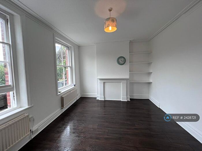 3 Bedroom Flat To Rent In Hendon Lane, London, N3