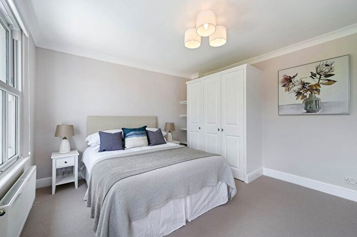 2 Bedroom Flat For Sale In Munster Road, London, SW6