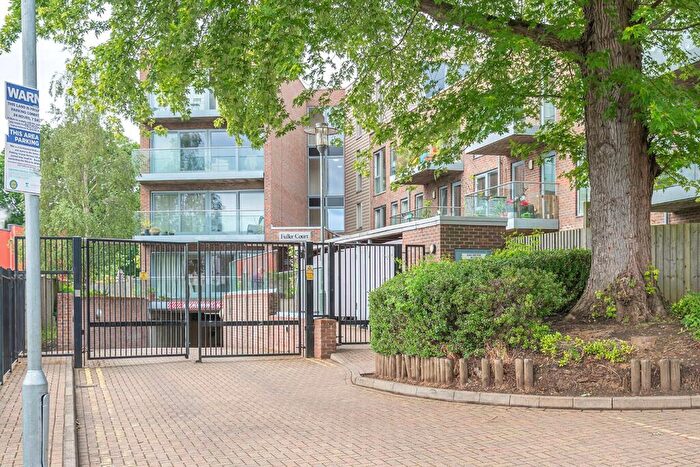 2 Bedroom Apartment For Sale In Park Road, London, N8
