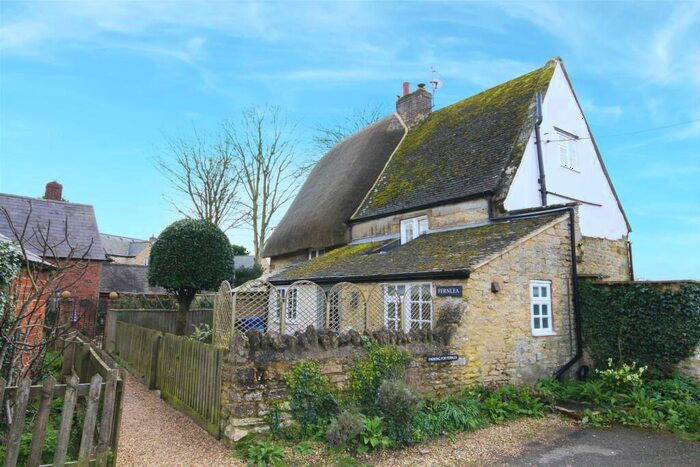 1 Bedroom Cottage For Sale In Idyllic Cottage, Stunning Bathroom, No Chain, OX17