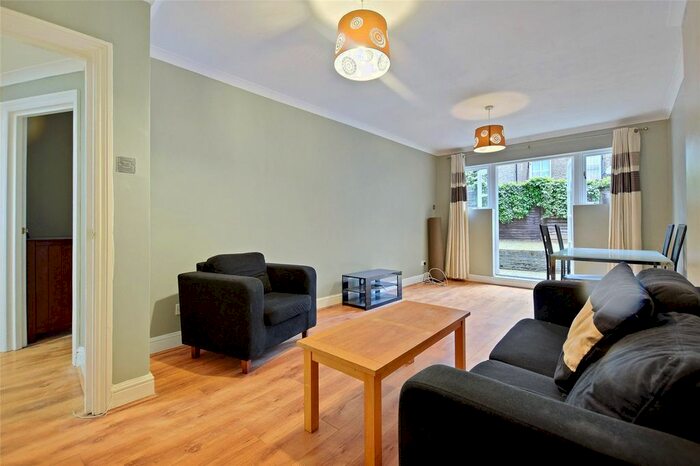 2 Bedroom Flat To Rent In Godolphin Road, Shepherds Bush, London, W12