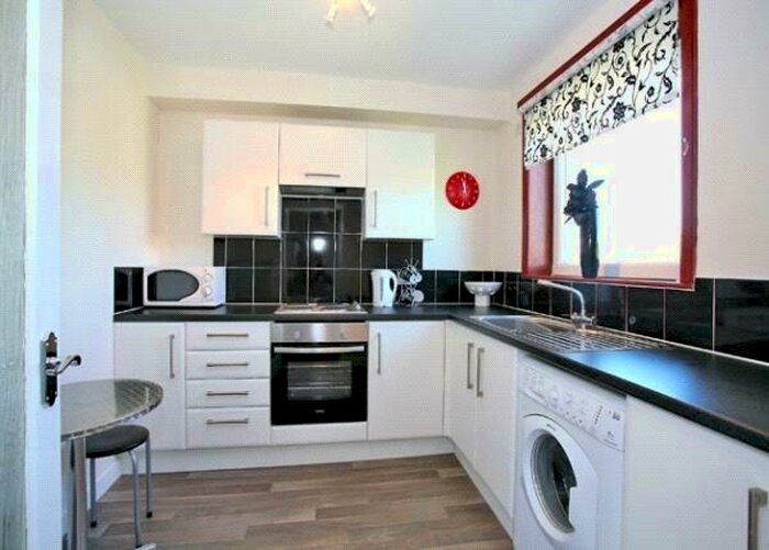 2 Bedroom Flat To Rent In Raeden Place, City Centre, Aberdeen, AB15