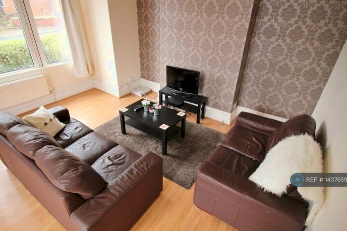 4 Bedroom End Of Terrace House To Rent In Roman View, Leeds, LS8