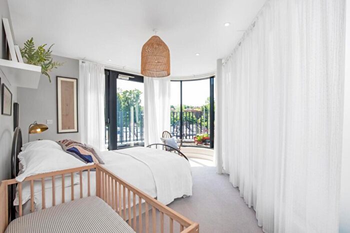 2 Bedroom Apartment For Sale In Gipsy Road, West Norwood, London, SE27