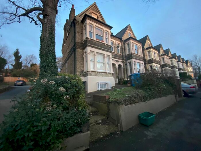 1 Bedroom Flat To Rent In Priory Avenue, High Wycombe, HP13