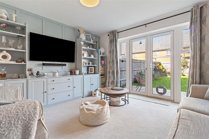3 Bedroom Property For Sale In Acacia Crescent, Angmering, Littlehampton, BN16