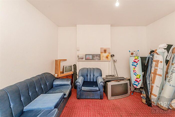 2 Bedroom Flat For Sale In Stamford Hill, London, N16