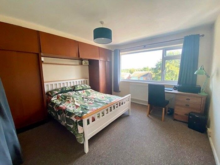 2 Bedroom Flat To Rent In Coombe Dene, Bromley, BR2