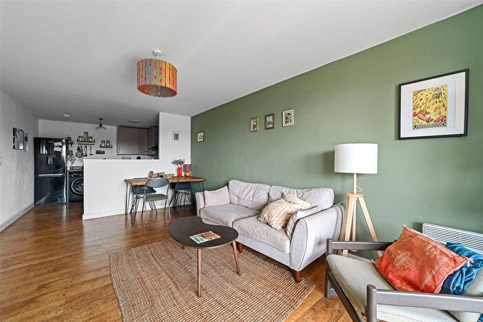 2 Bedroom Flat For Sale In Palmers Road, London, E2 - Photo 3