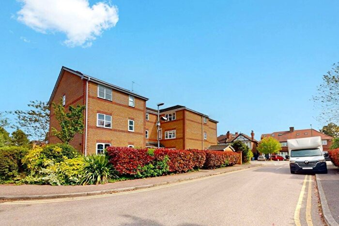 Flat To Rent In Upton Close, Cricklewood, NW2