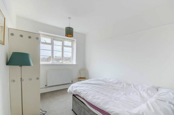 2 Bedroom Flat To Rent In Clapham Road, Clapham North, London, SW9
