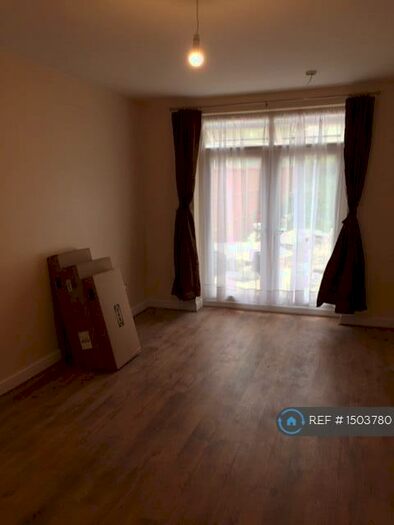 Studio To Rent In Grenoble Gardens, London, N13