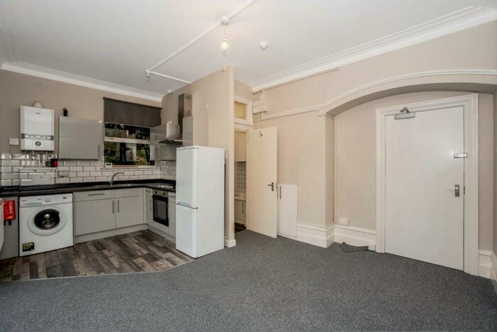 1 Bedroom Flat To Rent In Harewood Road, CR2