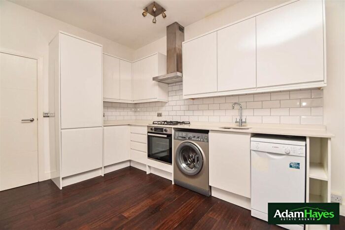 3 Bedroom Apartment To Rent In Ballards Lane, North Finchley, N12