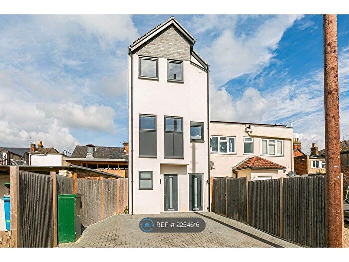 Studio To Rent In Service Road, Addlestone, KT15