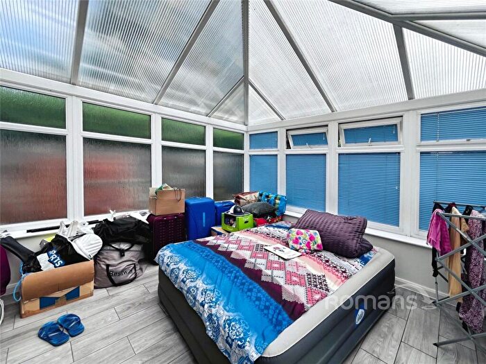 3 Bedroom Detached House For Sale In Woburn Avenue, Farnborough, Hampshire, GU14