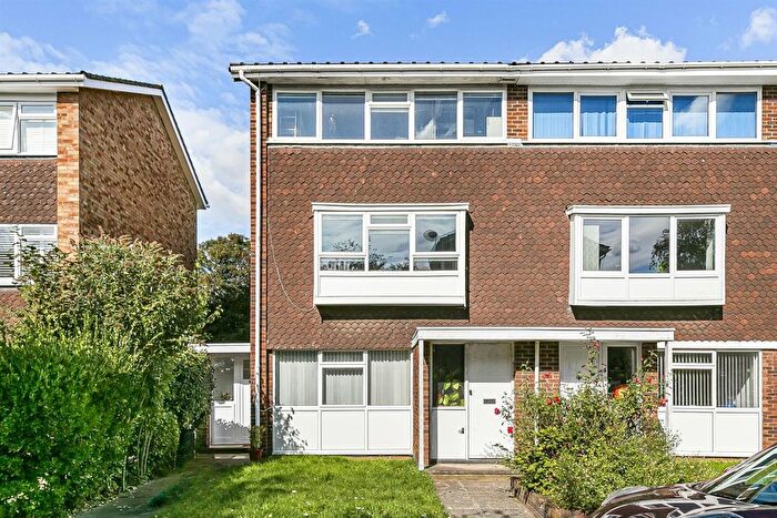 2 Bedroom Maisonette For Sale In Willow Bank, Richmond, TW10