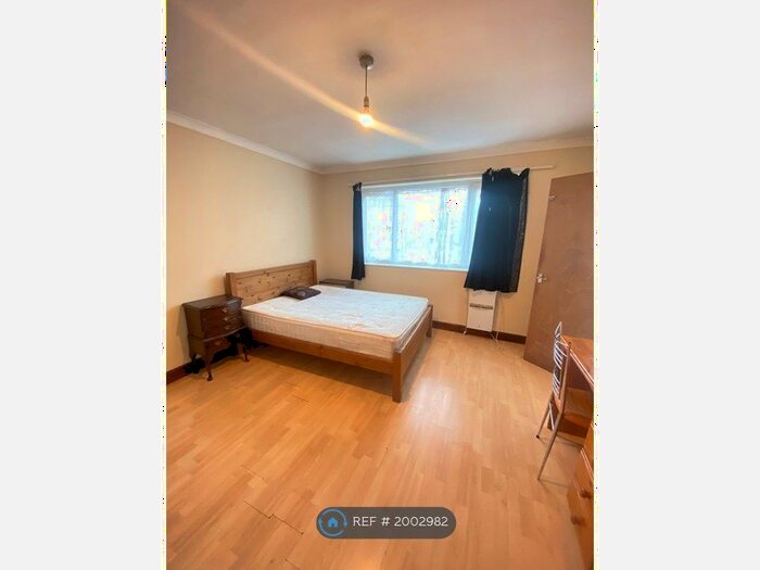 3 Bedroom Flat To Rent In Feltham, Feltham, TW14