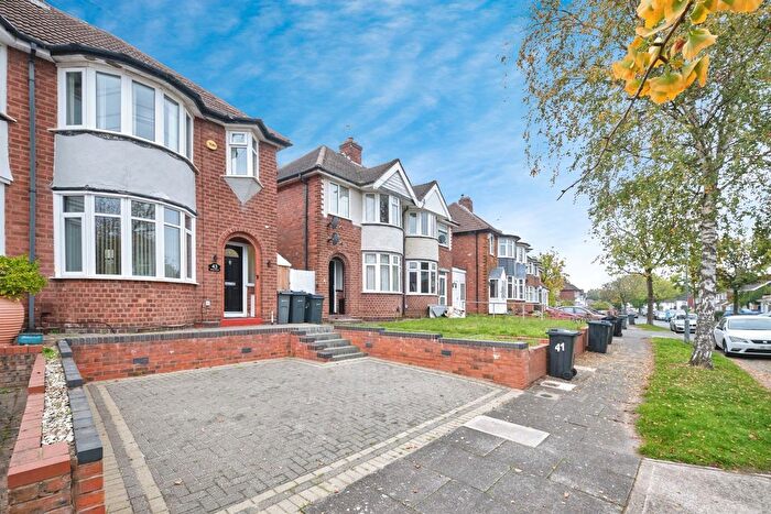 3 Bedroom Semi Detached House For Sale In Yateley Crescent, Birmingham, B42