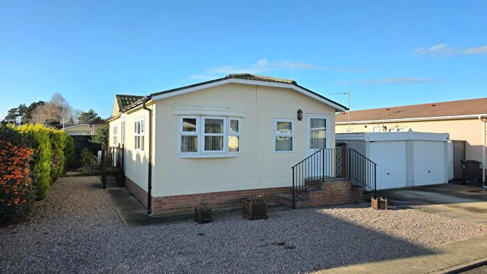 2 Bedroom Park Home For Sale In Lindum Park, Ruskington, NG34