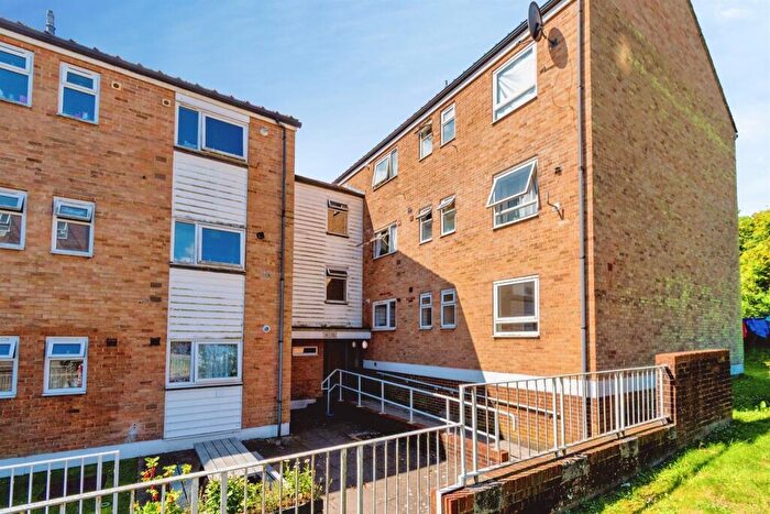 2 Bedroom Apartment For Sale In Woolford Close, Winchester, SO22