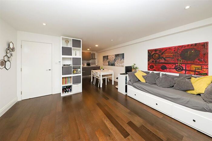 1 Bedroom Flat For Sale In Jessop Court, Brindley Place, UB8