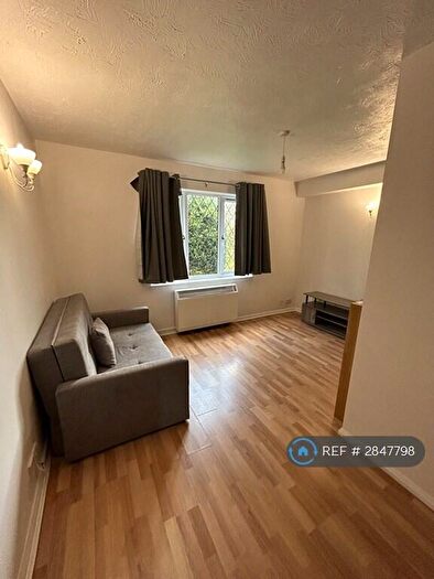 1 Bedroom Flat To Rent In St Pauls Avenue, Slough, SL2