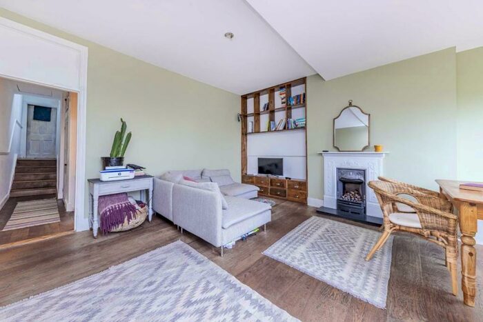 3 Bedroom Flat To Rent In Kings Avenue, London, N10