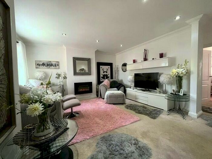 2 Bedroom Flat To Rent In Bray Road, KT11