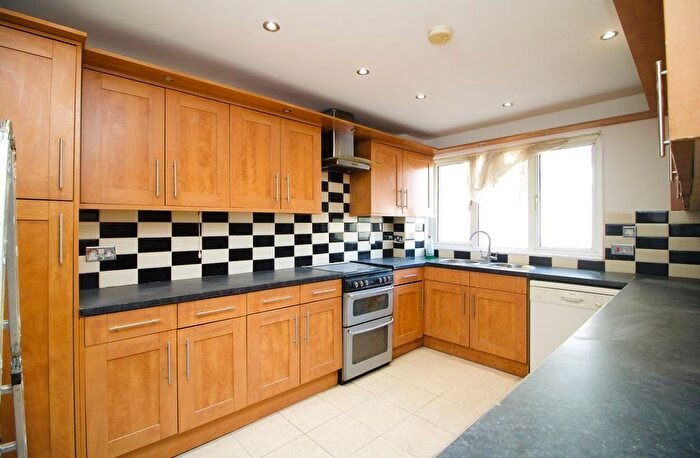 3 Bedroom Detached House To Rent In Hanford Close, London, SW18