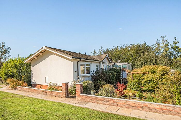2 Bedroom Mobile/park Home For Sale In Rawlins Park, Swindon Road, Avebury, SN8