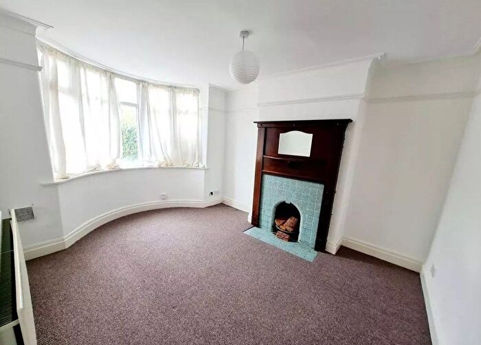 3 Bedroom Semi-Detached House To Rent In Wood Green, London, N8