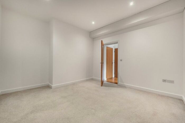 1 Bedroom Ground Flat To Rent In Whitehorse Lane, South Norwood, London, SE25