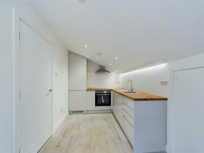 4 Bedroom Apartment To Rent In Seven Sisters Road, London, N15