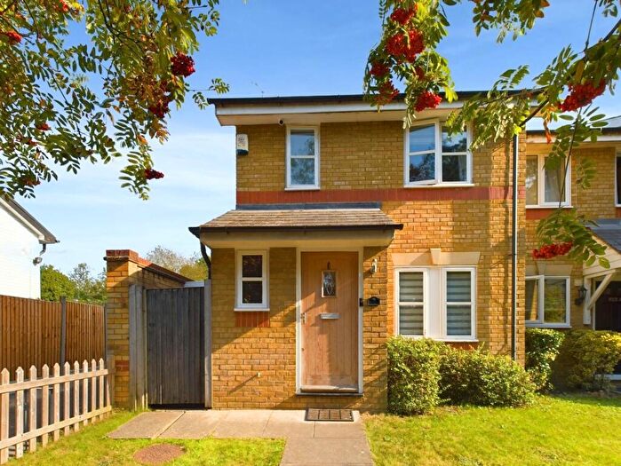 3 Bedroom End Of Terrace House For Sale In Lonsdale Drive, Enfield, EN2