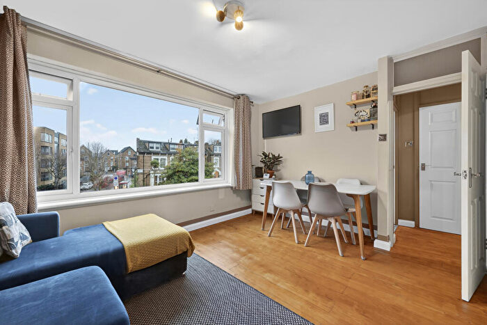 1 Bedroom Apartment For Sale In Queens Drive, London, N4