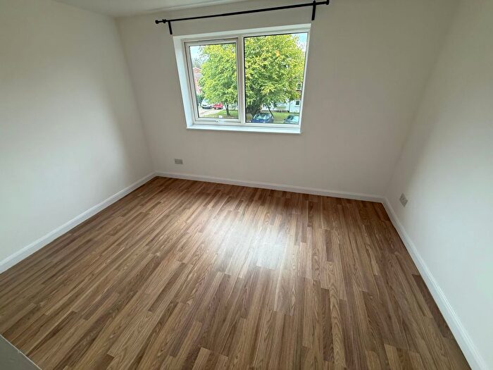 1 Bedroom Flat To Rent In Poplar Grove, London, N11