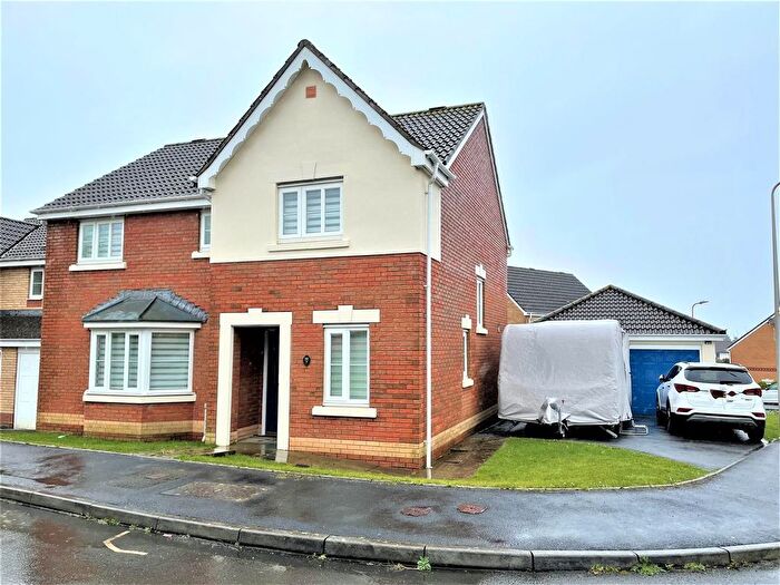 4 Bedroom Detached House For Sale In Clos Bryn Haul, Llwynhendy, Llanelli, SA14