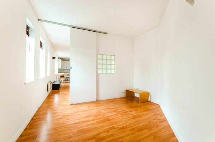 1 Bedroom Flat For Sale In Jedburgh Road, Plaistow, London, E13